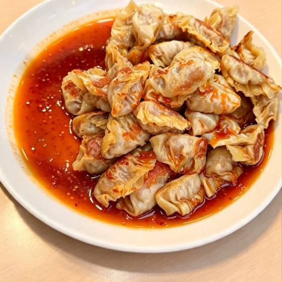 Gyoza dengan saus pedas