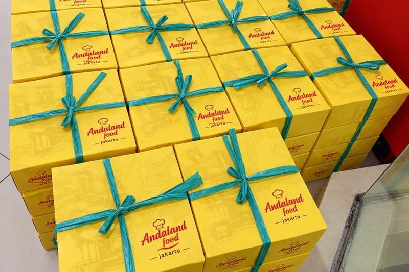 Tumpukan nasi box Andaland Food siap antar