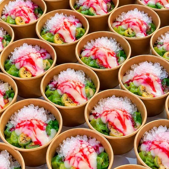 Es pisang ijo dalam cup untuk acara