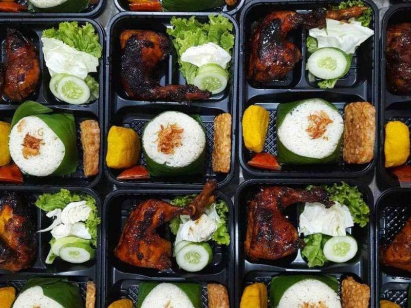 Isi nasi box: ayam bakar, nasi, tahu, tempe, sambal, lalapan